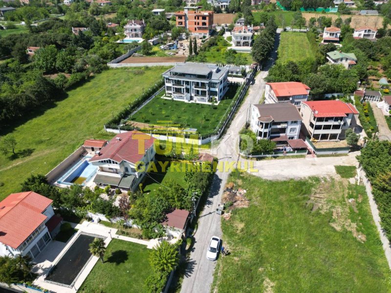 Silivri Kavaklı merkezde 1000m2 arsa içerisinde müstakil villa