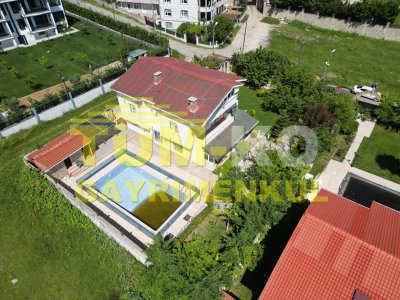 Silivri Kavaklı merkezde 1000m2 arsa içerisinde müstakil villa