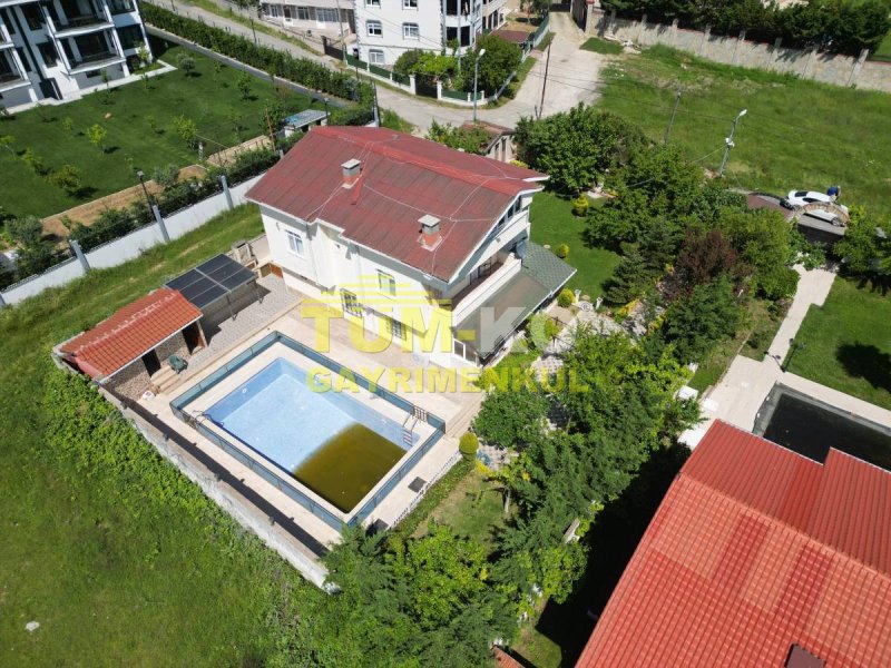 Silivri Kavaklı merkezde 1000m2 arsa içerisinde müstakil villa