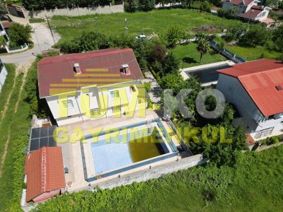Silivri Kavaklı merkezde 1000m2 arsa içerisinde müstakil villa