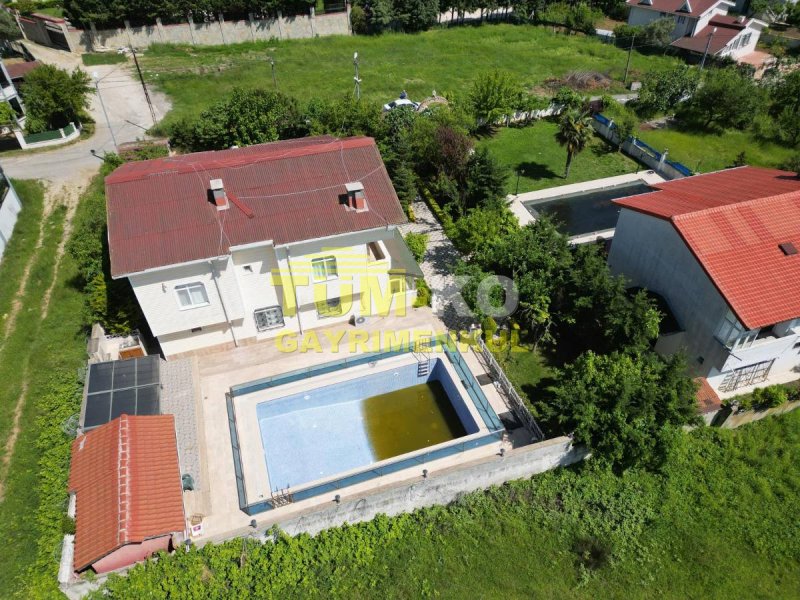 Silivri Kavaklı merkezde 1000m2 arsa içerisinde müstakil villa