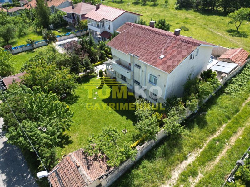 Silivri Kavaklı merkezde 1000m2 arsa içerisinde müstakil villa