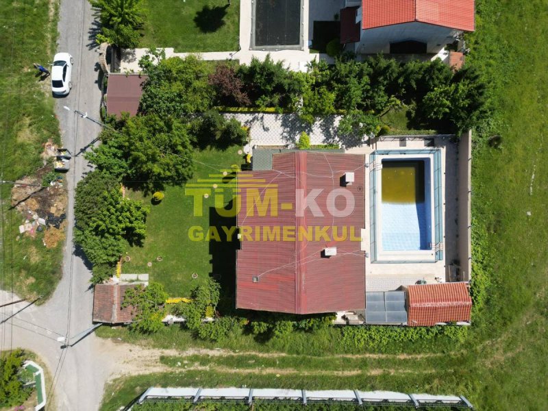 Silivri Kavaklı merkezde 1000m2 arsa içerisinde müstakil villa