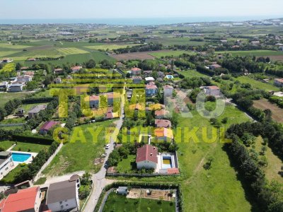 Silivri Kavaklı merkezde 1000m2 arsa içerisinde müstakil villa