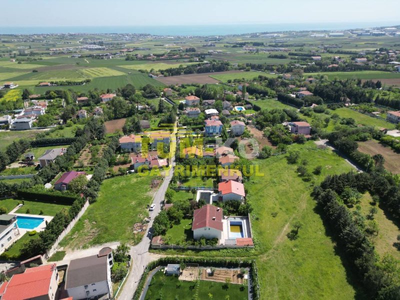 Silivri Kavaklı merkezde 1000m2 arsa içerisinde müstakil villa