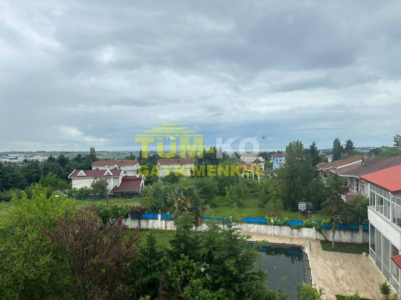 Silivri Kavaklı merkezde 1000m2 arsa içerisinde müstakil villa