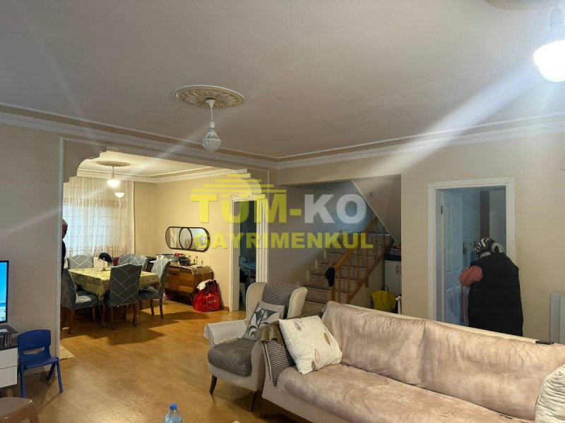 Silivri Kavaklı merkezde 1000m2 arsa içerisinde müstakil villa