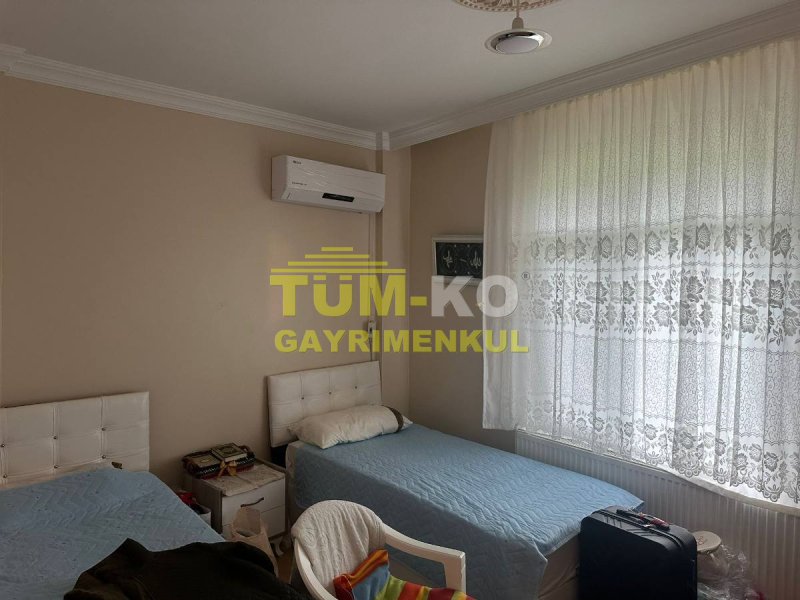 Silivri Kavaklı merkezde 1000m2 arsa içerisinde müstakil villa