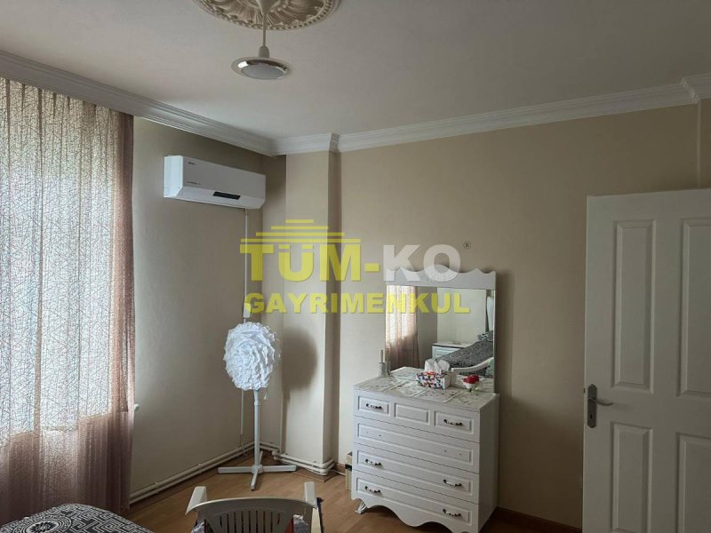 Silivri Kavaklı merkezde 1000m2 arsa içerisinde müstakil villa