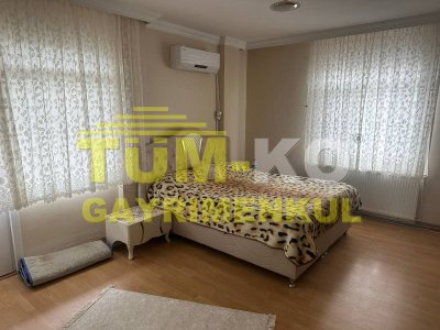 Silivri Kavaklı merkezde 1000m2 arsa içerisinde müstakil villa