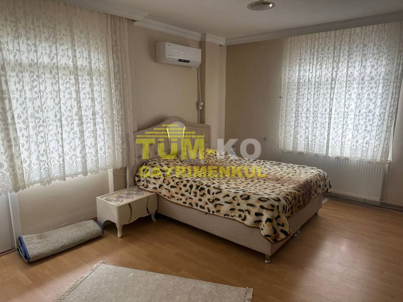 Silivri Kavaklı merkezde 1000m2 arsa içerisinde müstakil villa