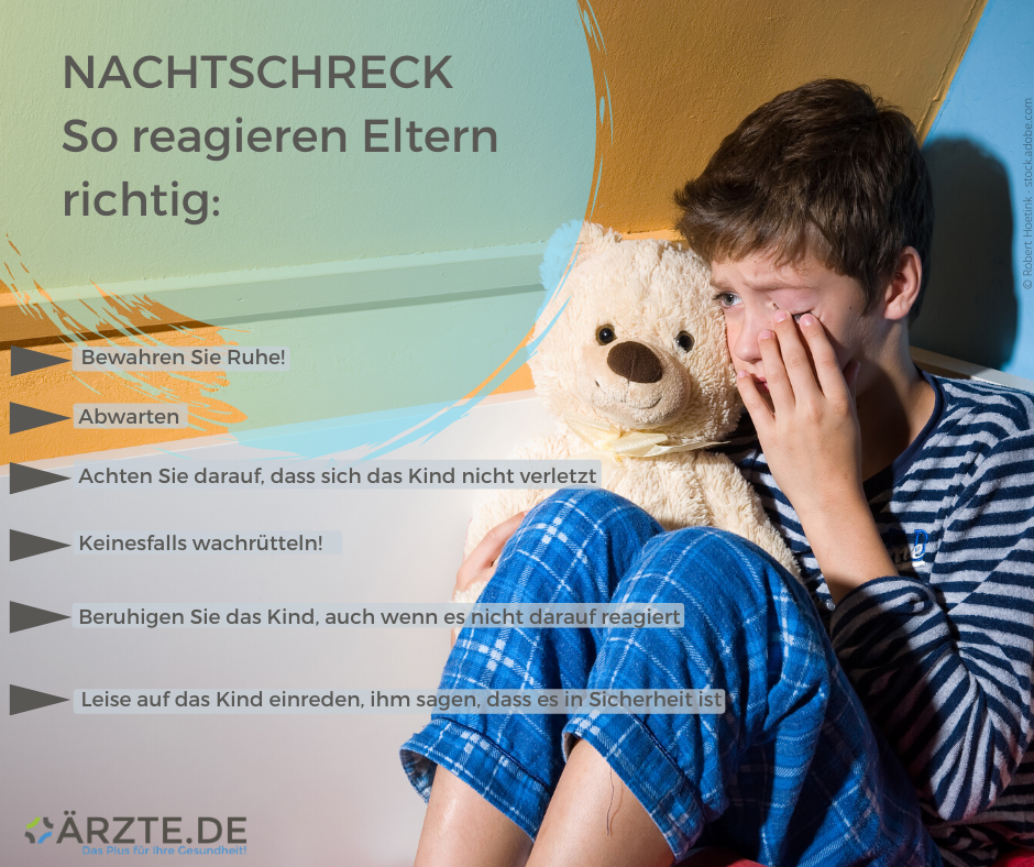 Ein Junge in einem dunkelblau-weiß gestreiften Pyjama sitzt verängstigt mit einem Teddybär in einem abgedunkelten Raum. Er hält eine Hand vor sein Gesicht.