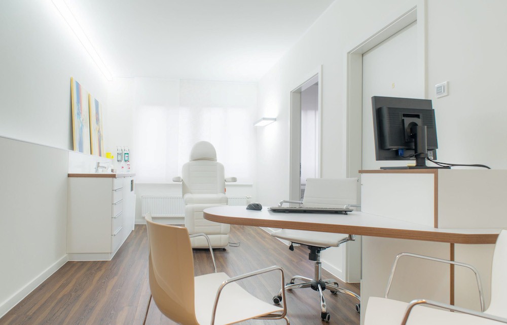 https://downloadimedode.s3.amazonaws.com/arzt_premium/454640-dr-med-cueneyt-guendogan/Neue%20Bilder/Behandlungszimmer1.jpg