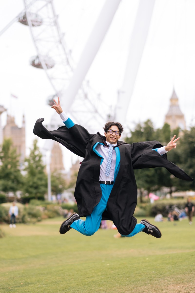 Graduation photo by Splento photographer Julia