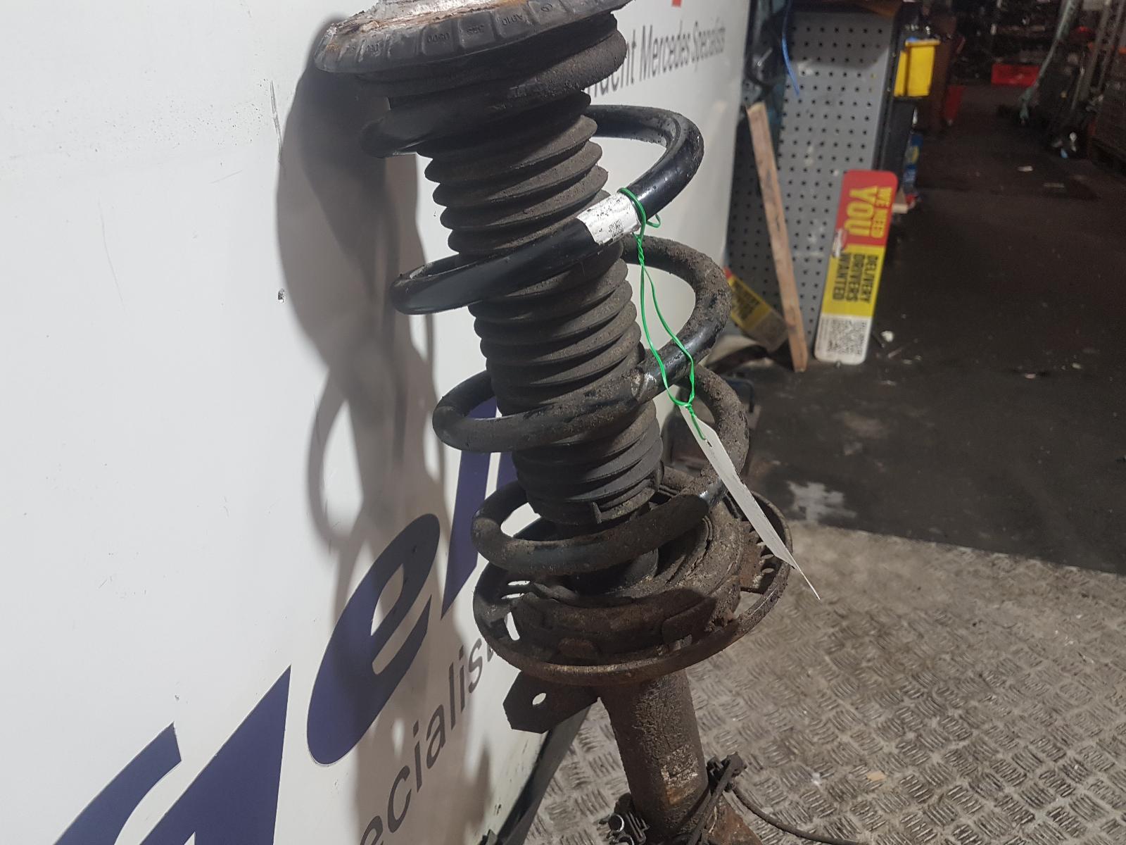2021 Mercedes Sprinter RF Hub/Stub Axle Assembly View Auto part RF Hub/Stub Axle Assembly Mercedes Sprinter 2021