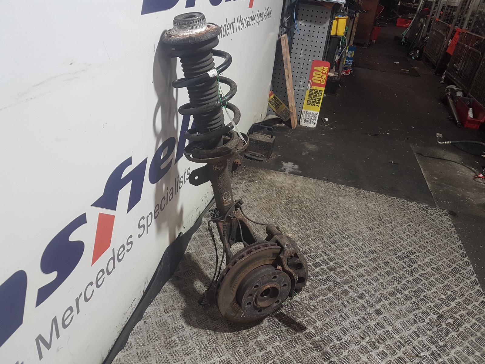 2021 Mercedes Sprinter RF Hub/Stub Axle Assembly View Auto part RF Hub/Stub Axle Assembly Mercedes Sprinter 2021