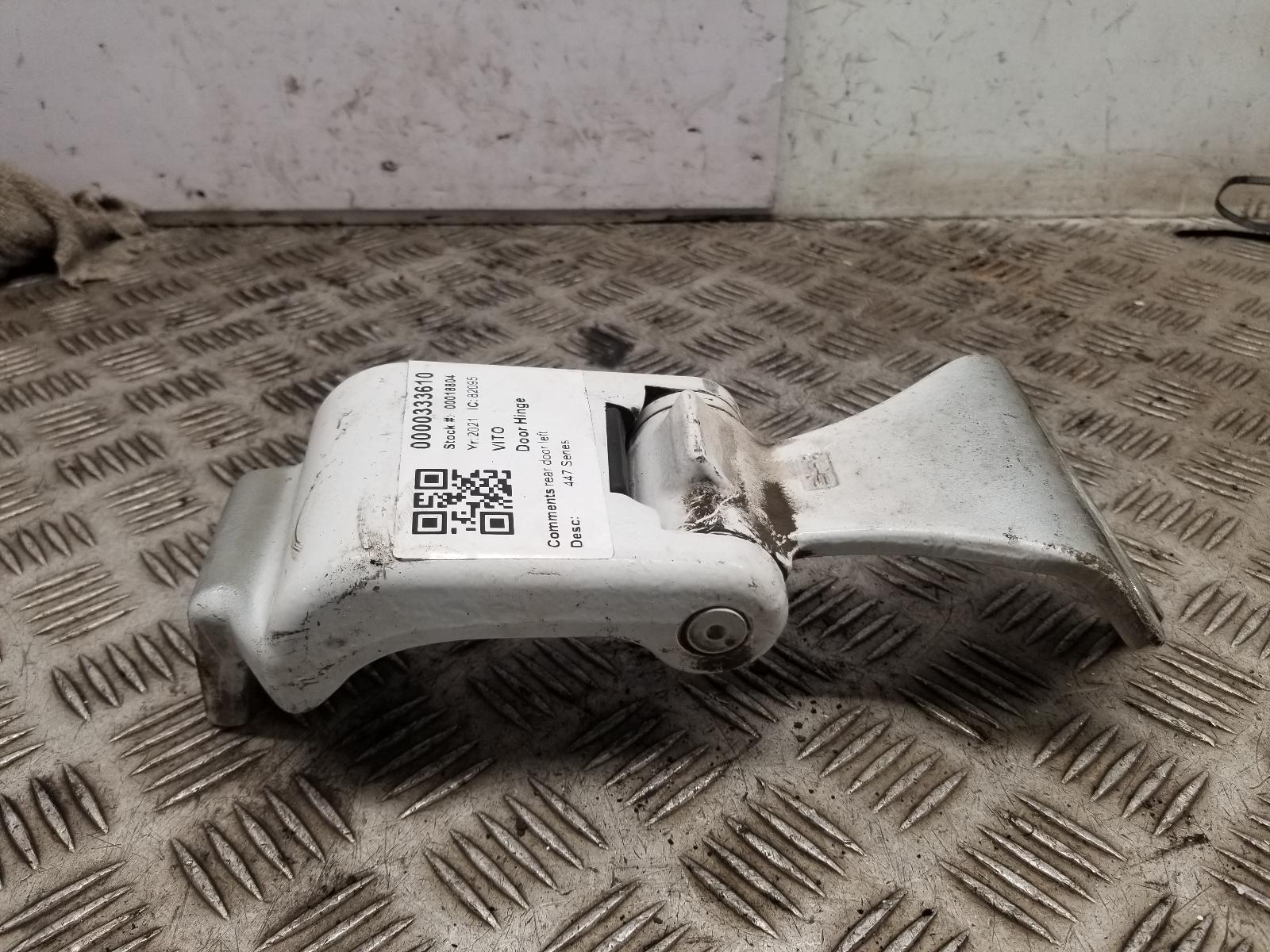 View Auto part Door Hinge Mercedes Vito 2021