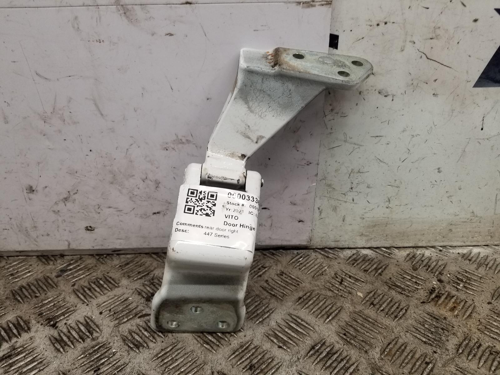 View Auto part Door Hinge Mercedes Vito 2021