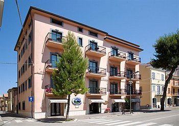 Hotel Enzo s.a.s. di Cesari E. & C. Hotel Enzo s.a.s. di Cesari E. & C.