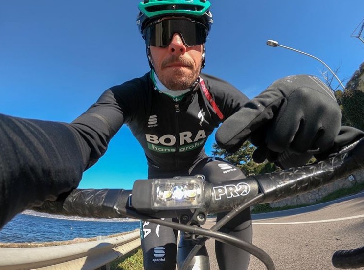 I ciclisti professionisti accendono le luci per la sicurezza stradale I ciclisti professionisti accendono le luci per la sicurezza stradale