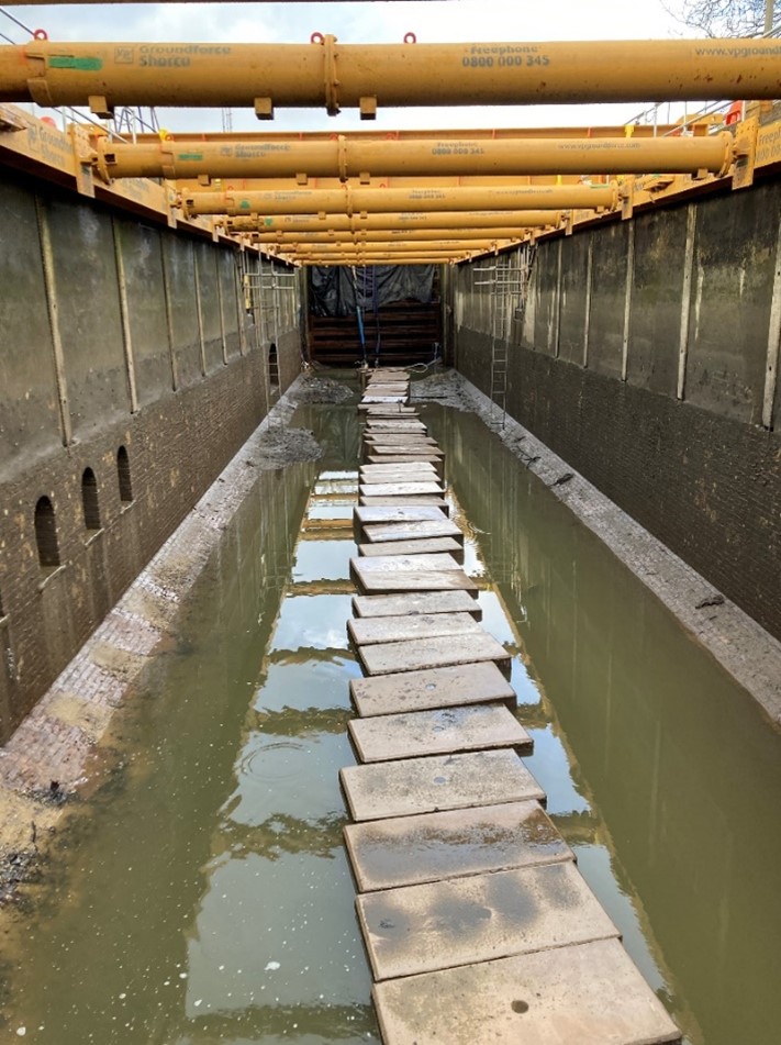  Figure 1 – Photo showing dewatered lock and temporary propping