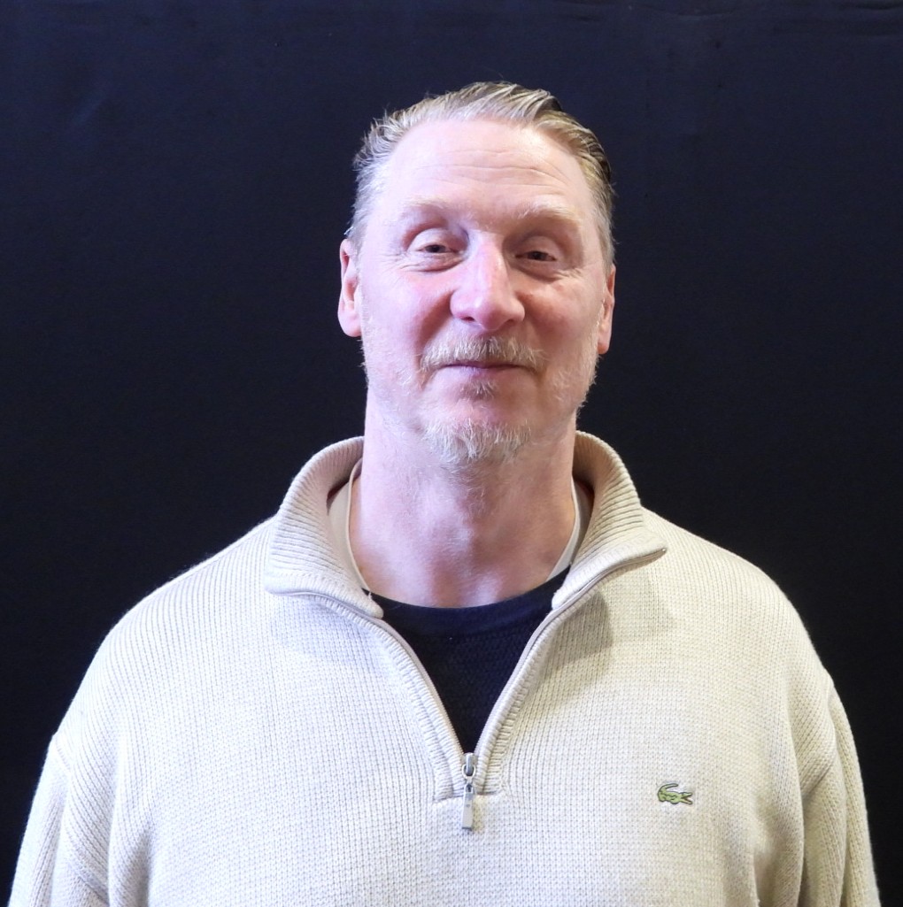 Aelod o'r tîm, Chris Thomas, o Lanhiledd