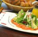 سلطة سيزر بالدجاج  بريوش دوريه  restaurant 