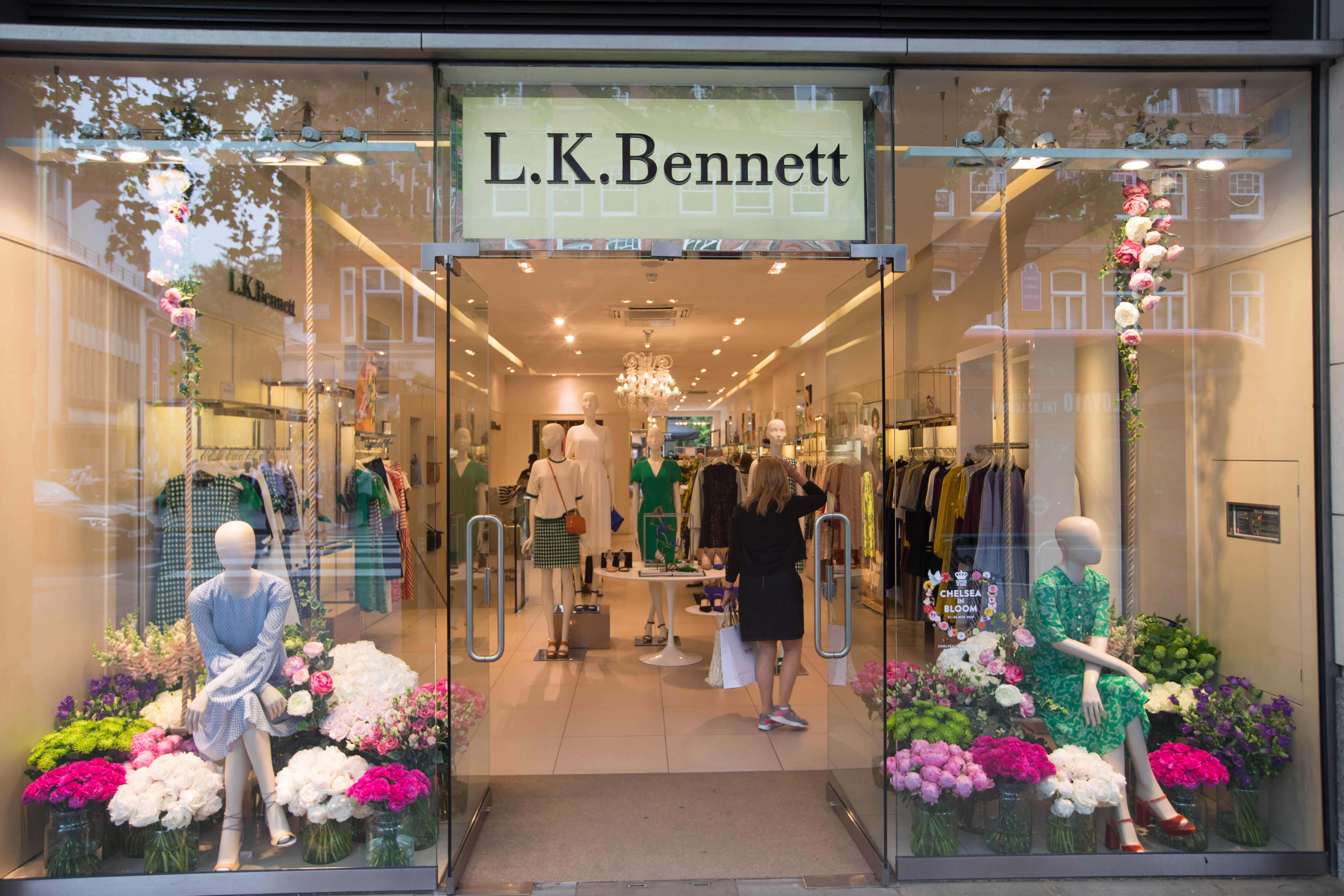 Беннет геншин в современной одежде. Lilly bennett одежда. L. Bennett. L.