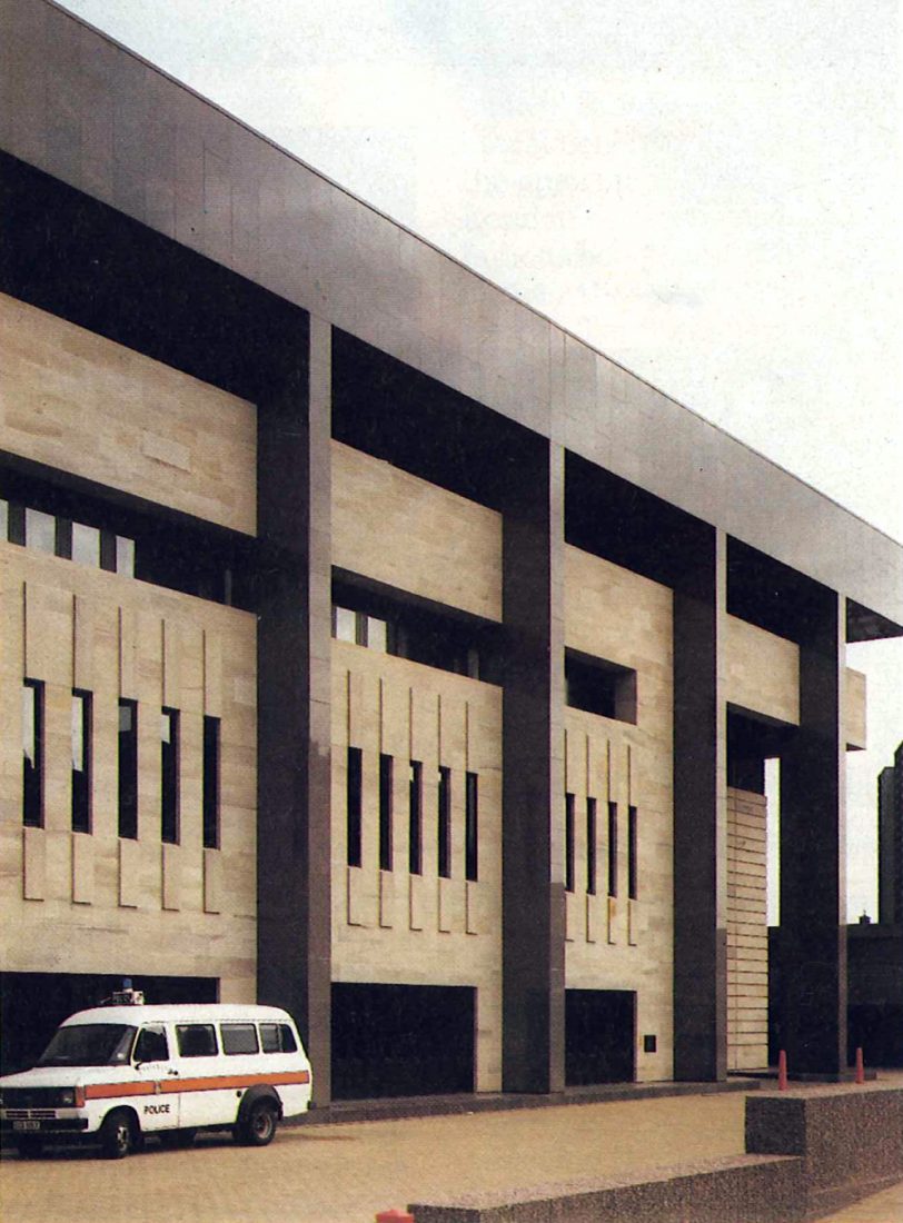 Discover the AJBL Glasgow Sheriff Court by Keppie Design, 1988