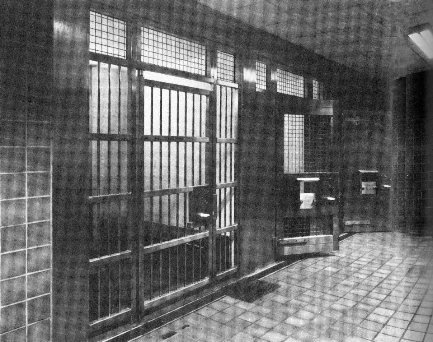 Discover the AJBL Glasgow Sheriff Court by Keppie Design, 1988