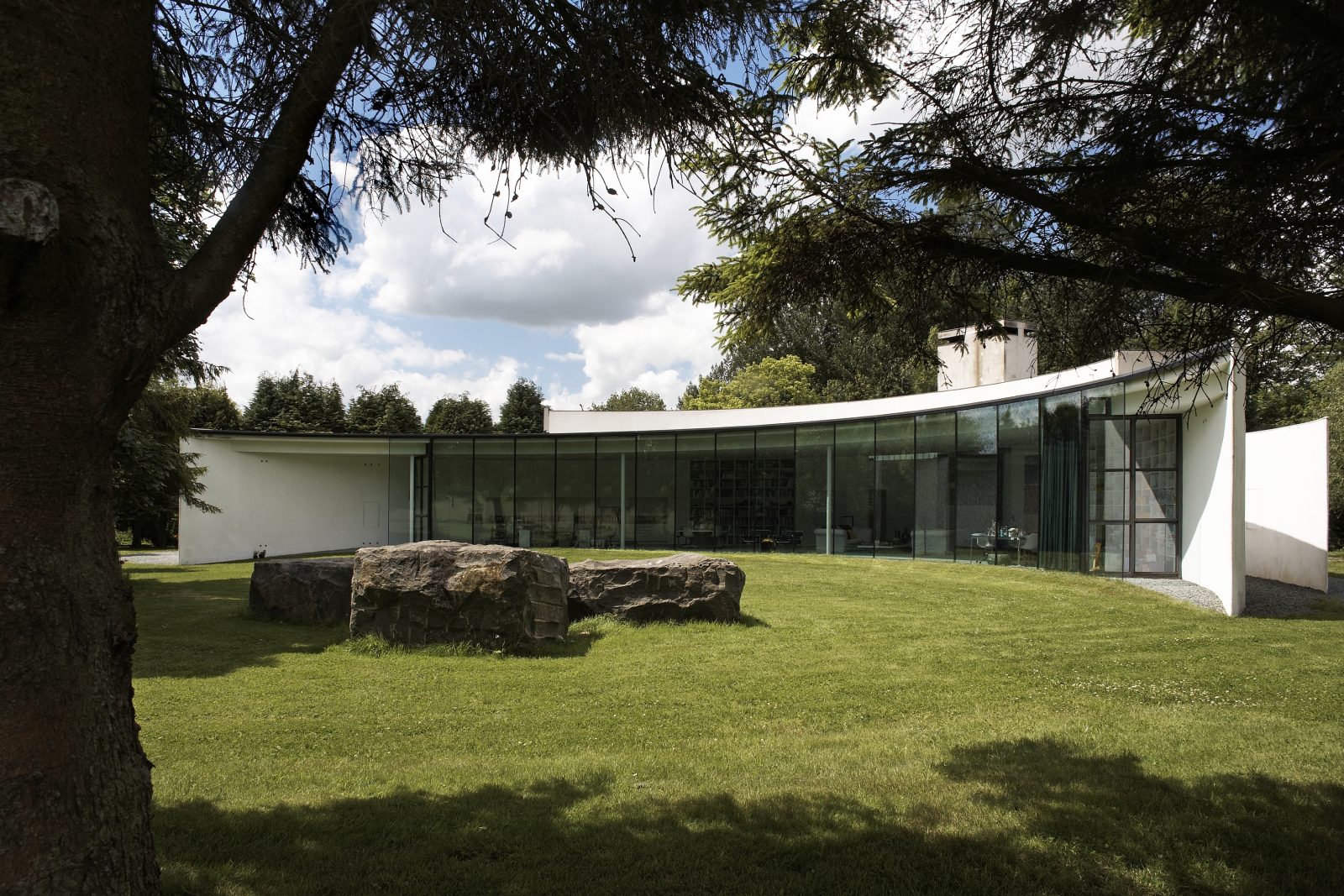 Discover the AJBL Crescent House in Wiltshire by Make Architects, 1997