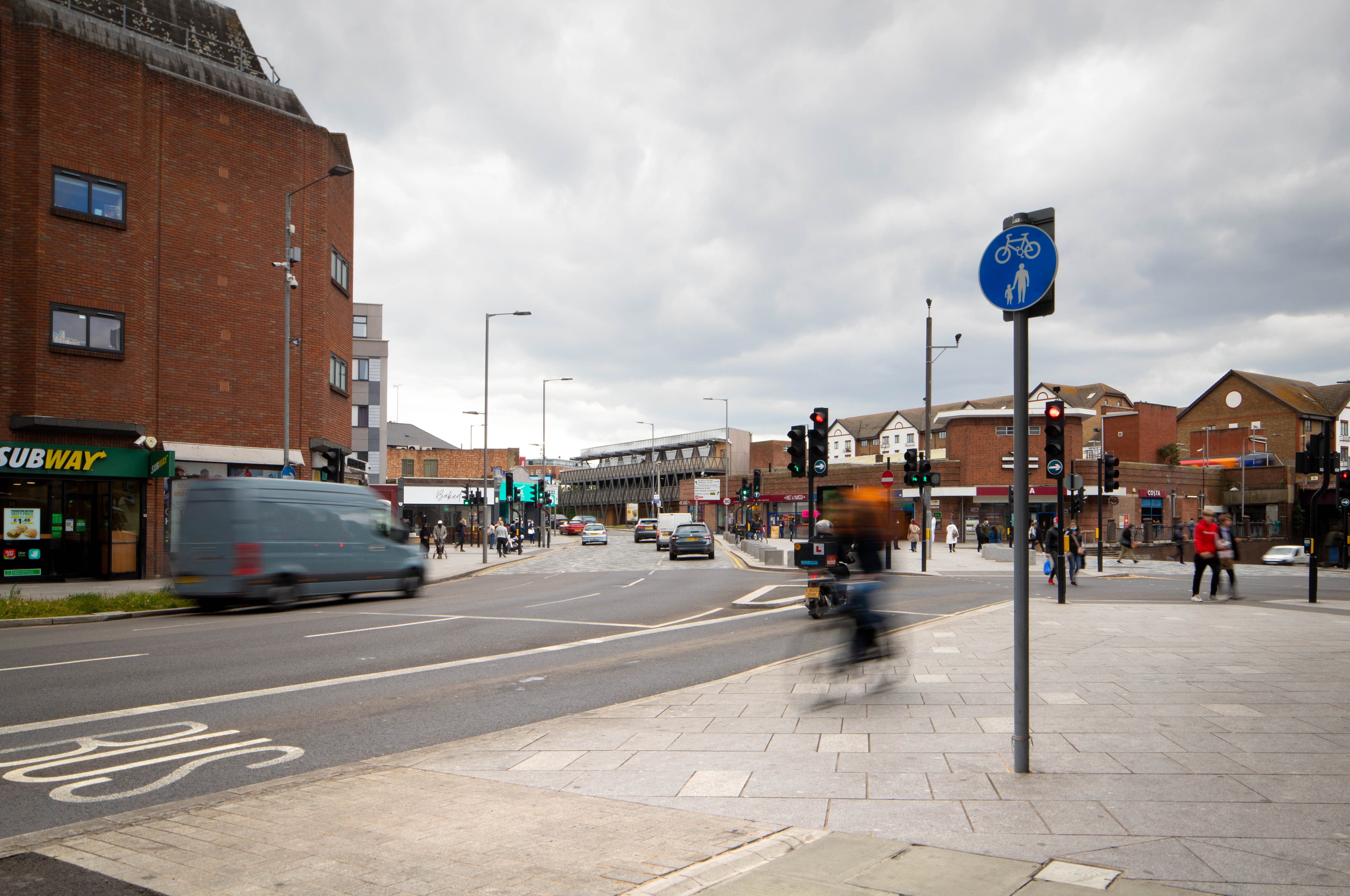 Sarah Wigglesworth completes cycle hub and bridge at Kingston
