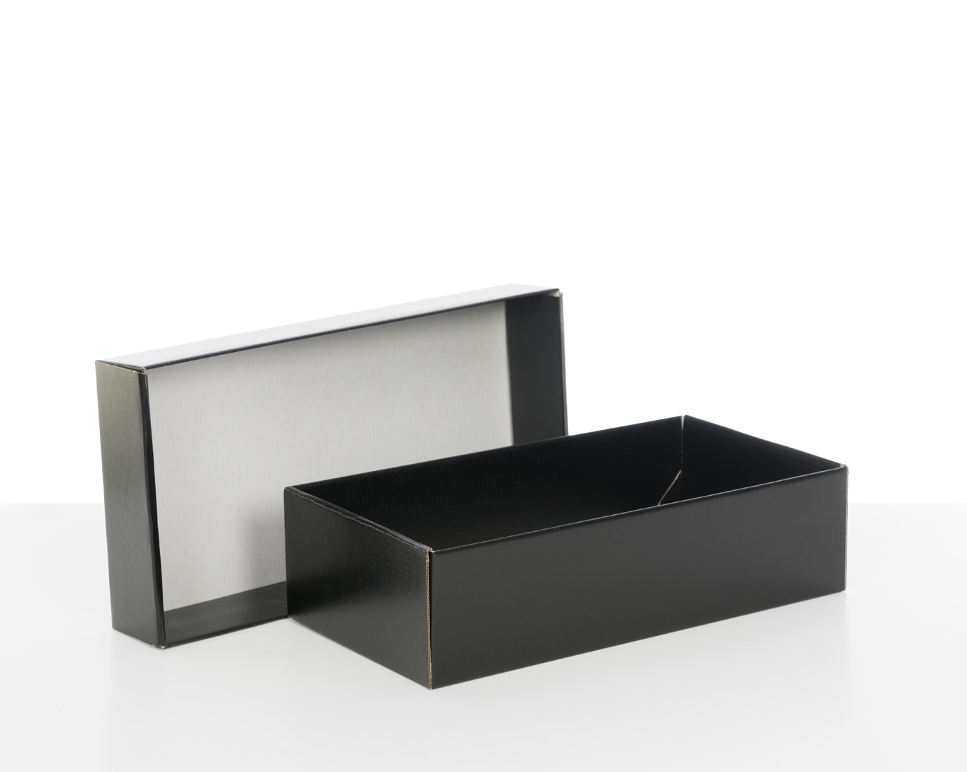 Black gift boxes with lids, a bestselling gift packaging DS Smith ePack