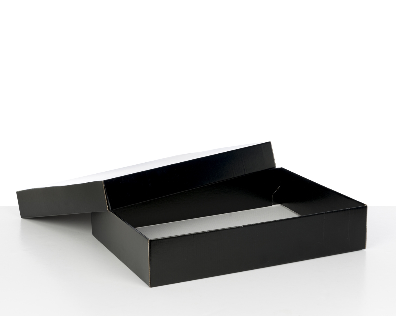 Black gift boxes with lids, a bestselling gift packaging DS Smith ePack