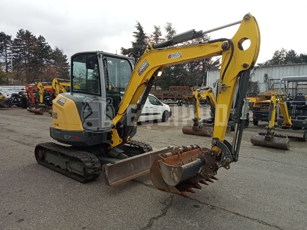 Picture of the Wacker Neuson EZ36 with 3 excavator buckets