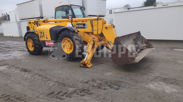 Picture of the JCB 535-140 with forks and loading bucket