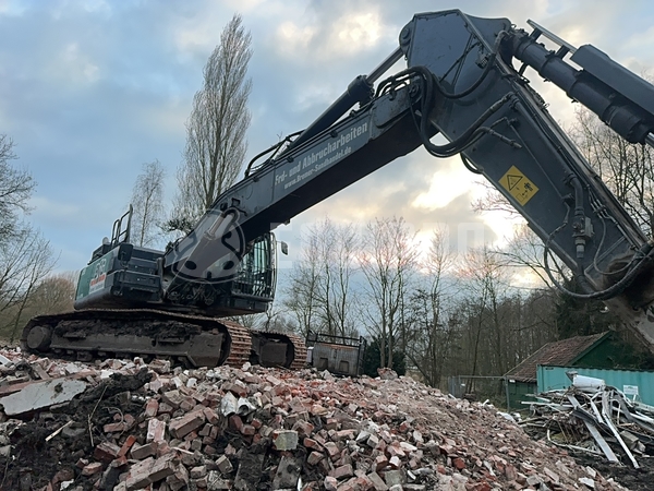 Picture of the Hitachi ZX350 LCN-7 with 2 excavator buckets