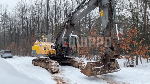 Picture of the Volvo EC250DNL with 3 excavator buckets