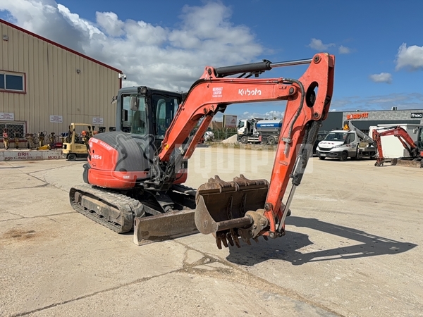 Picture of the Kubota U55-4 KE with 3 excavator buckets