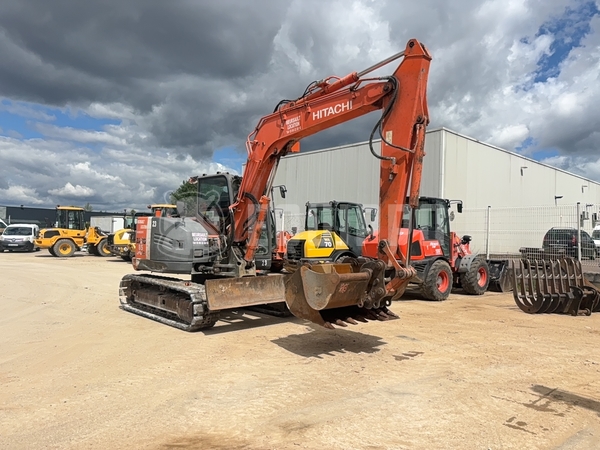 Picture of the Hitachi ZX85USBLC-3 with 3 excavator buckets