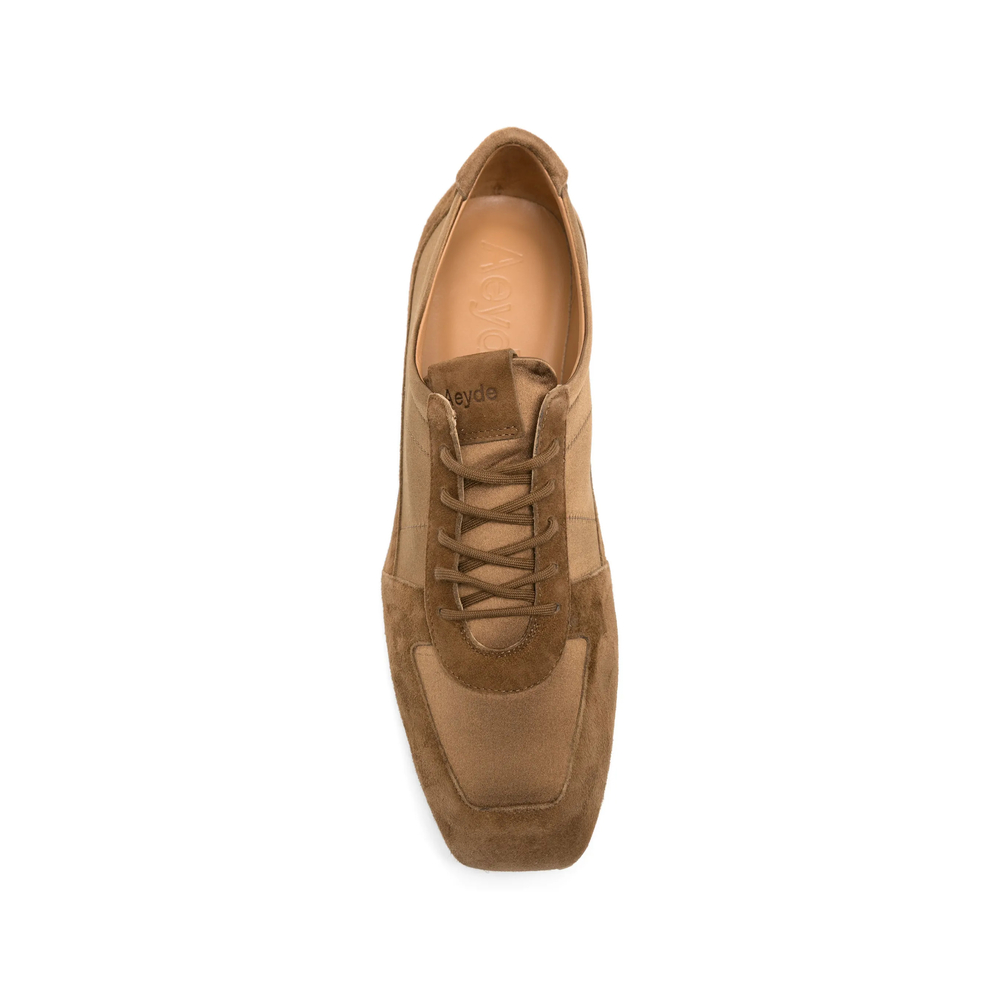 Uma Sneakers
