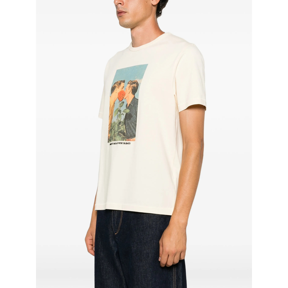 Kissing By The Rose Bush' T-Shirt