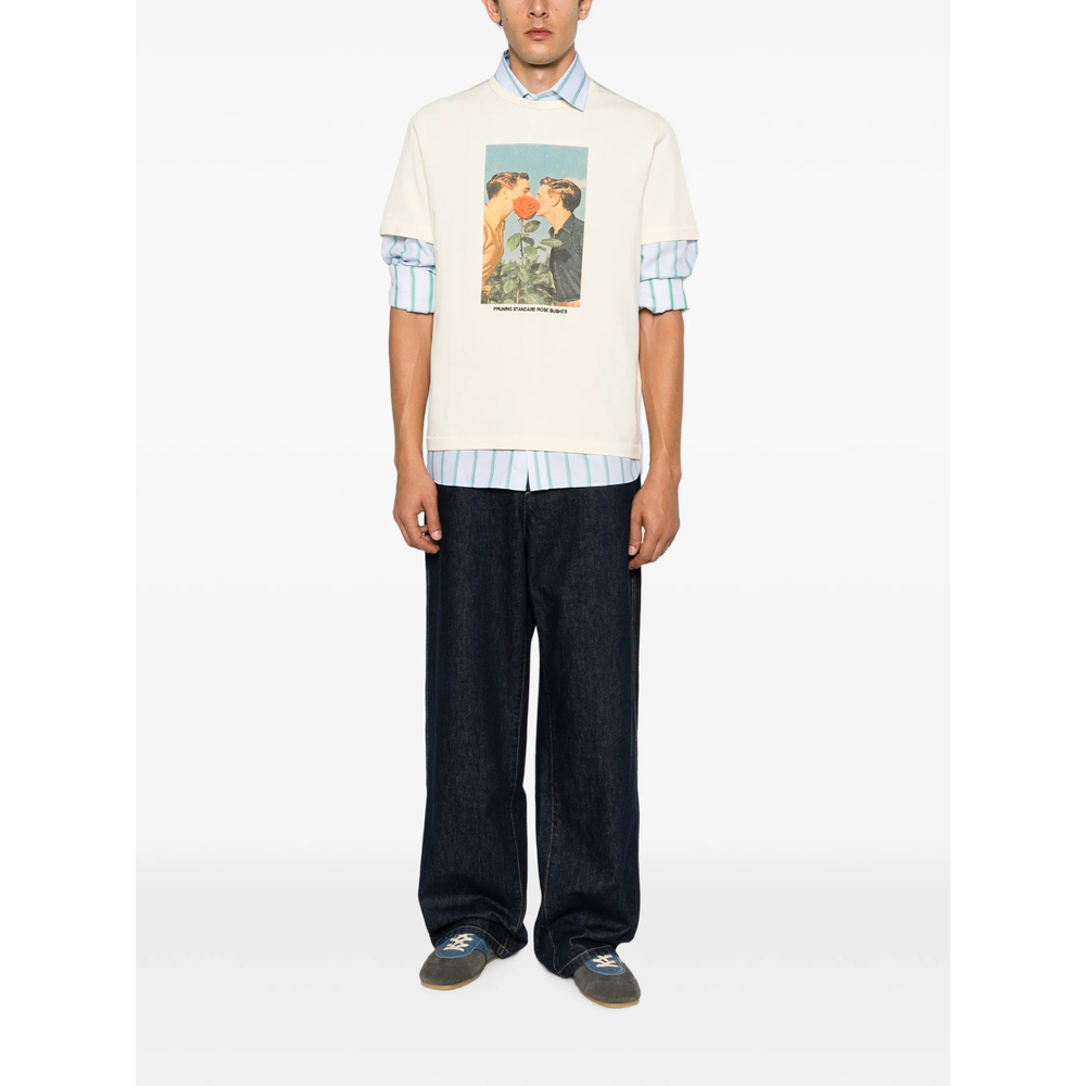 Kissing By The Rose Bush' T-Shirt