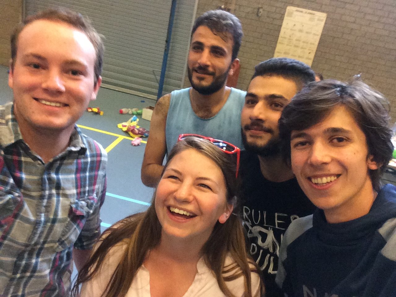 selfie vluchtelingen met twee internationale studenten