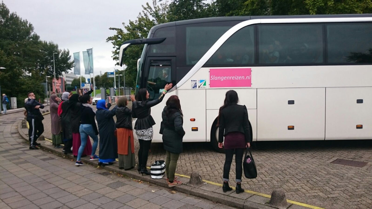 vluchtelingen vertrek uitzwaaien moslimas