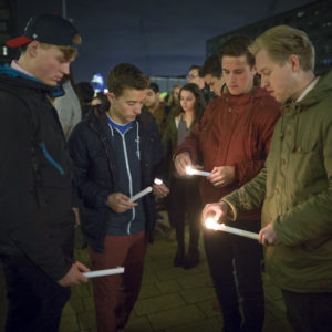 Minuut stilte en kaarsen voor Parijs 1115-006