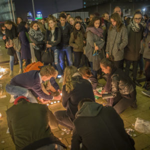 Minuut stilte en kaarsen voor Parijs 1115-017