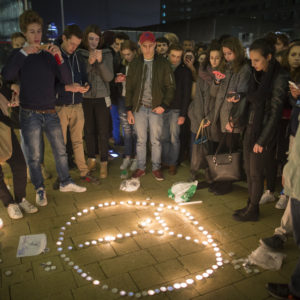 Minuut stilte en kaarsen herdenking aanslagen Parijs november 2015