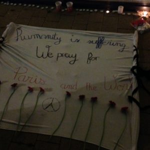 Herdenking aanslagen Parijs spandoek