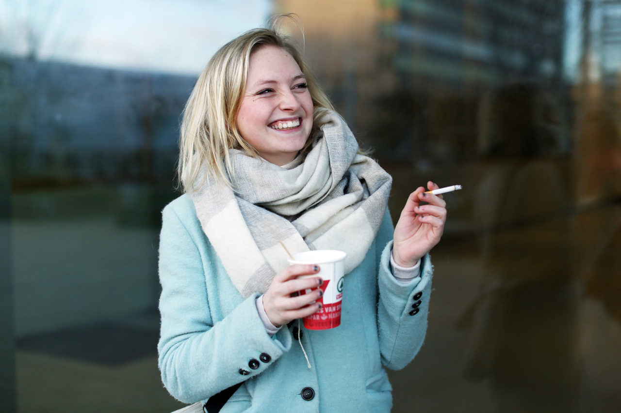 Rokers roken sigaretten rookplek Esme